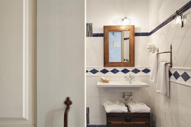 Brinas Spain hotel mega discount code agoda.com